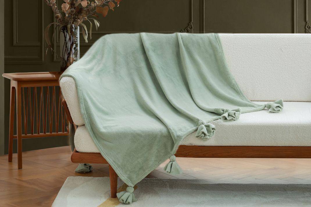 Amelie Home - Milky Powder Pluche Deken Met Kwastjes - Salie groen