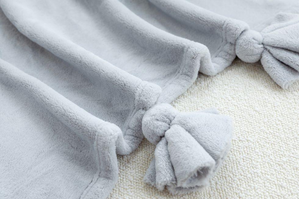Amelie Home - Milky Powder Pluche Deken Met Kwastjes - Lichtgrijs