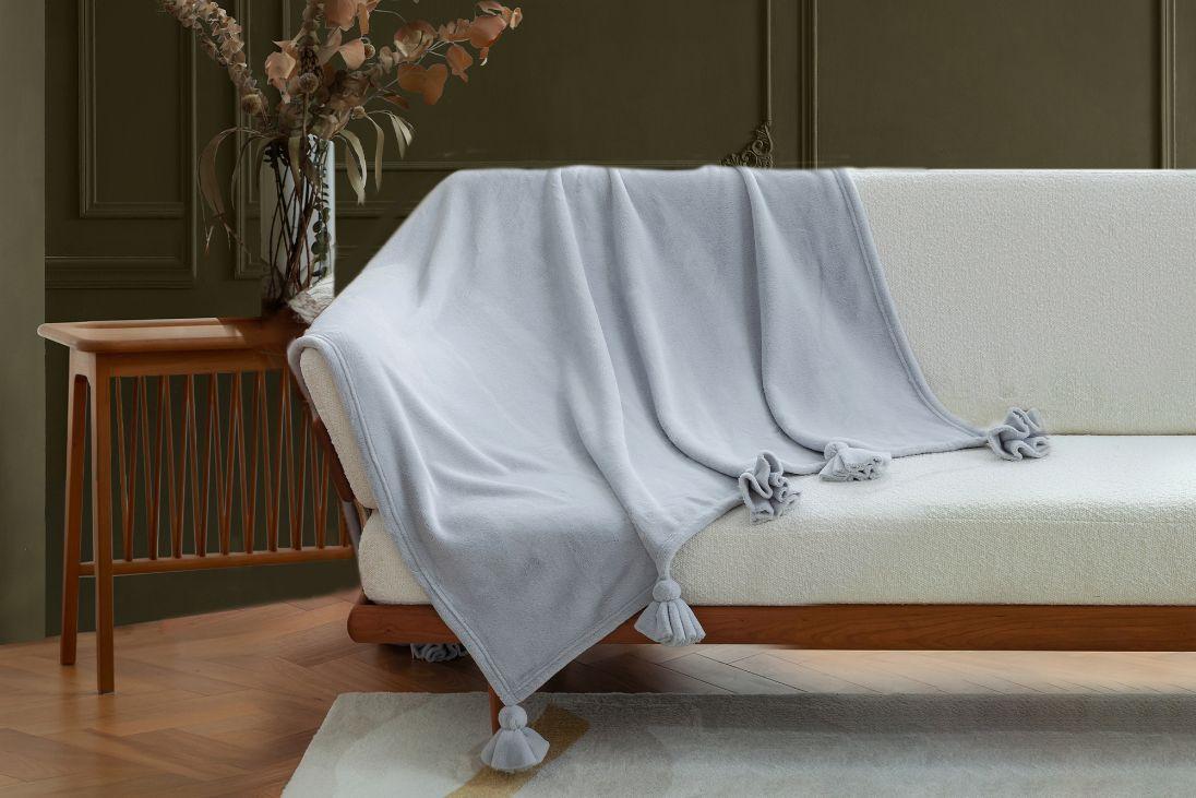 Amelie Home - Milky Powder Pluche Deken Met Kwastjes - Lichtgrijs