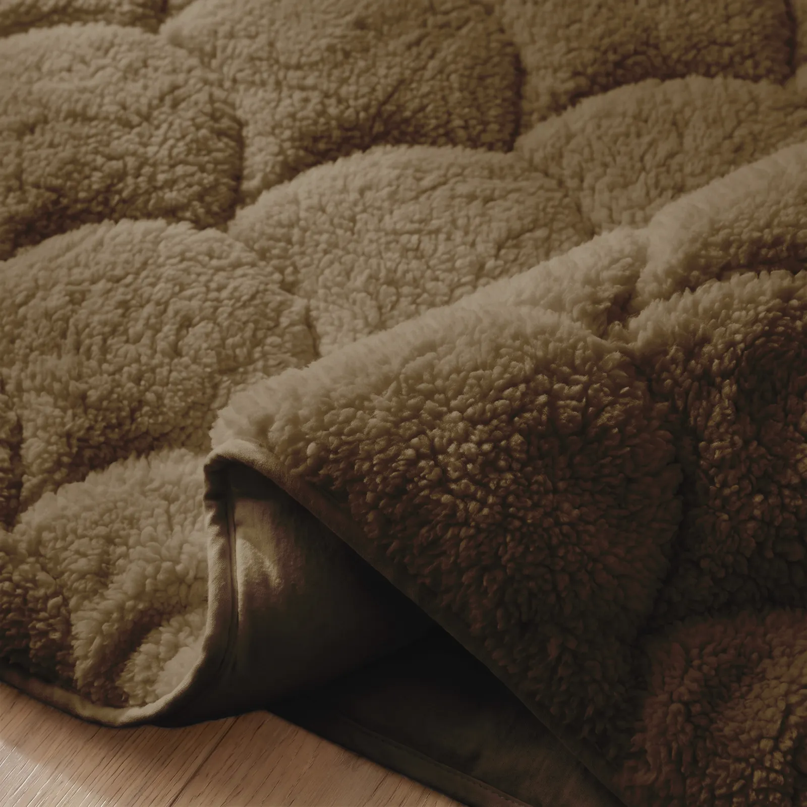 Close-up van bruine teddy-stof met gestikt dessin