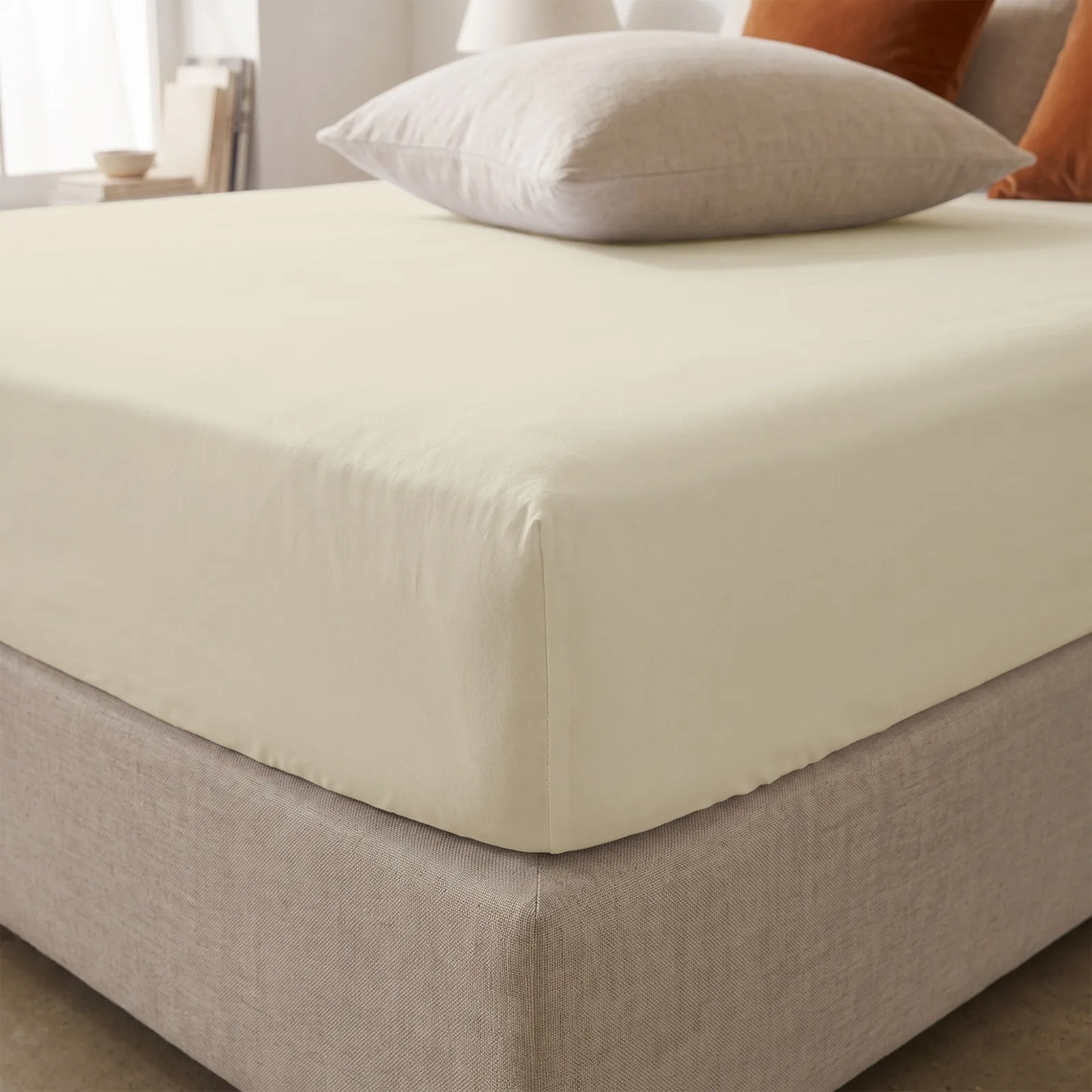 Crème jersey hoeslaken om een matras