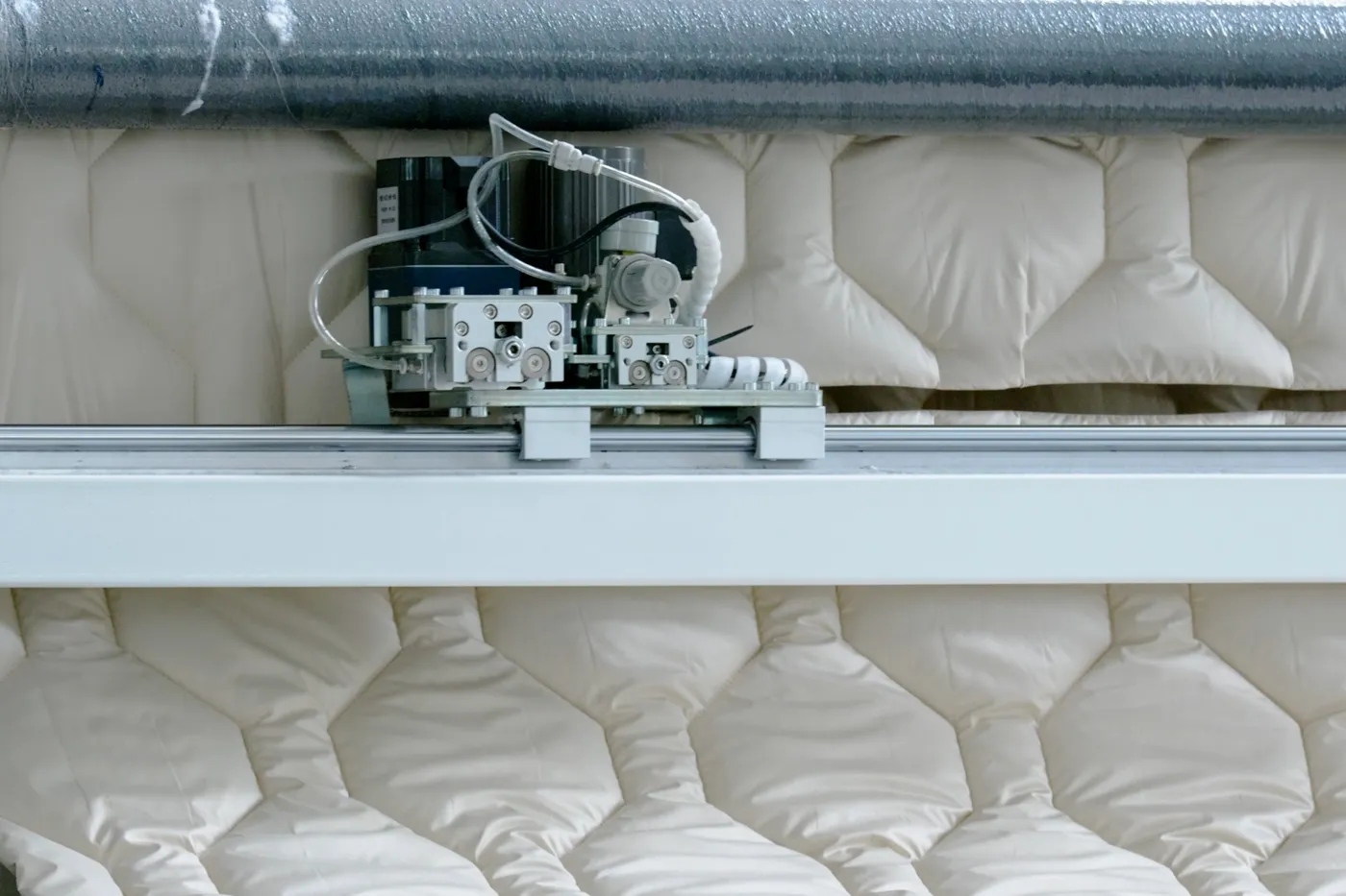 Doorpitmachine met dekbed